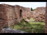 08142 ostia - regio v - semita dei cippi - edificio (v,iv,1) - westseite - 2. laden von norden - bli ri nordosten - ri raum in der via dell'invidioso - 06-2024.jpg